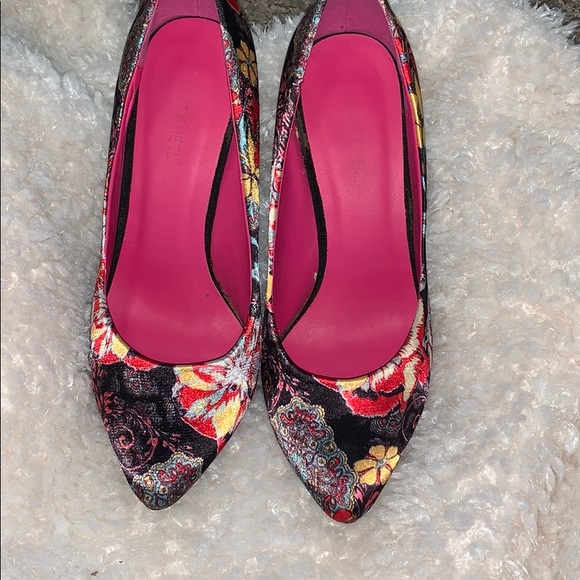 Heels! - Picture 3 of 5